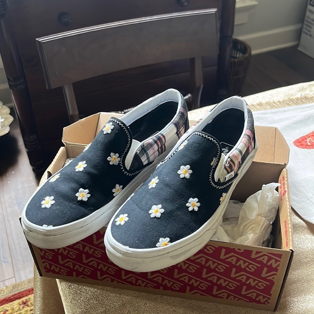 EUC VANS black floral classic slipon, canvas shoe, 7.5